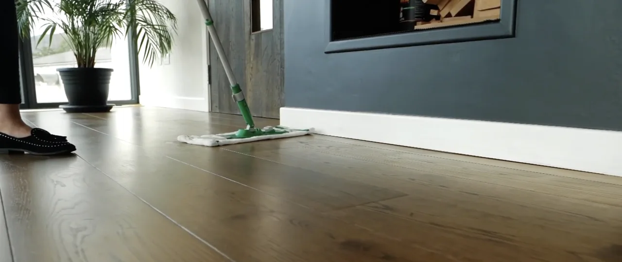 Pulizia di un pavimento in legno oliato
