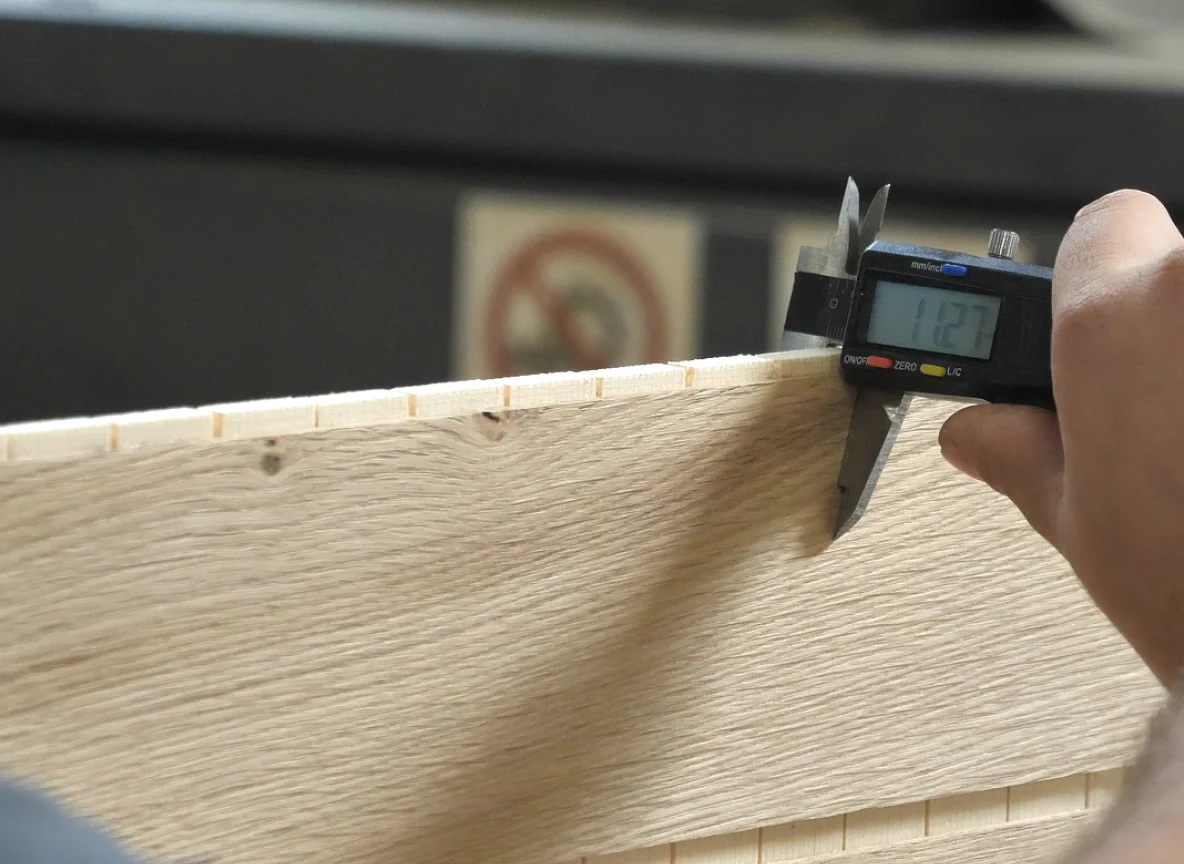 Controllo dello spessore del parquet e del supporto in abete